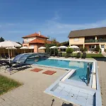 شقة Krisztian Apartmanhaz *