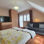 Krisztian Apartmanhaz * فونيارتْسفاشغ