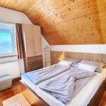 Krisztian Apartmanhaz فونيارتْسفاشغ