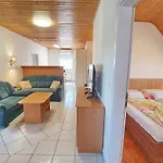 Krisztian Apartmanhaz فونيارتْسفاشغ
