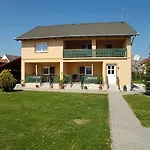 Krisztian Apartmanhaz فونيارتْسفاشغ