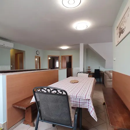 Krisztian Apartmanhaz * Vonyarcvashegy