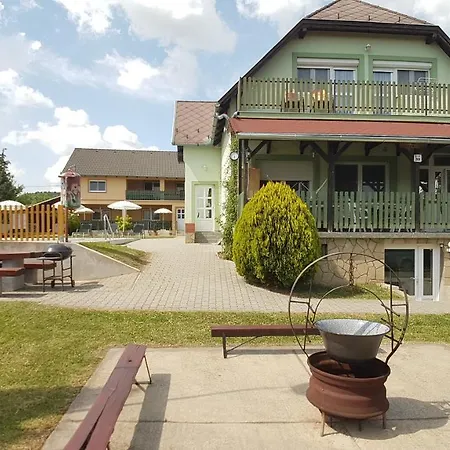 شقة Krisztian Apartmanhaz *